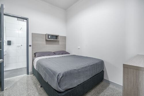 Queen Bed Room - Shared Ensuite