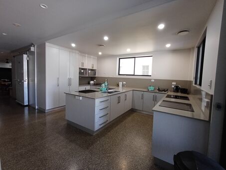 Shared kitchen | Shared kitchen facilities | Queen Bed Room Accomodation - Alberts Innisfail QLD